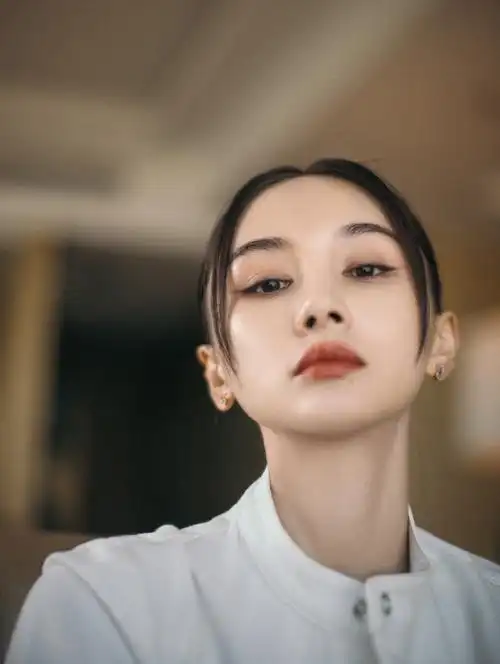 王子文白色工装连体短裤性感写真图片