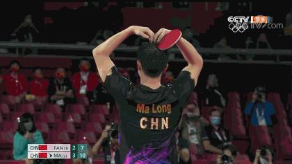 马龙拿下冠军比心致意 刘国梁率众人起立鼓掌