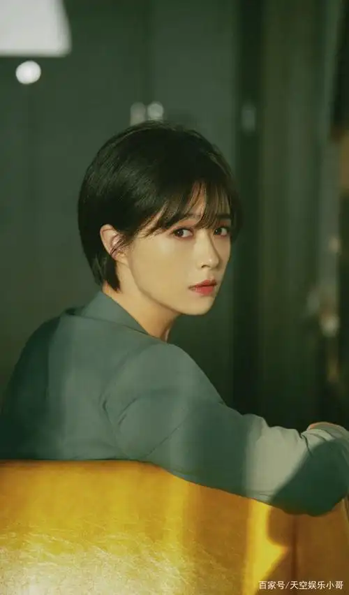 组图:蒋欣拍摄一组宣传美照,短发造型优雅大方