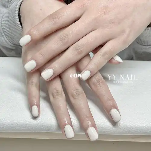 酸奶白纯色美甲～短甲可做