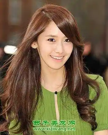 女生斜刘海卷发发型图片