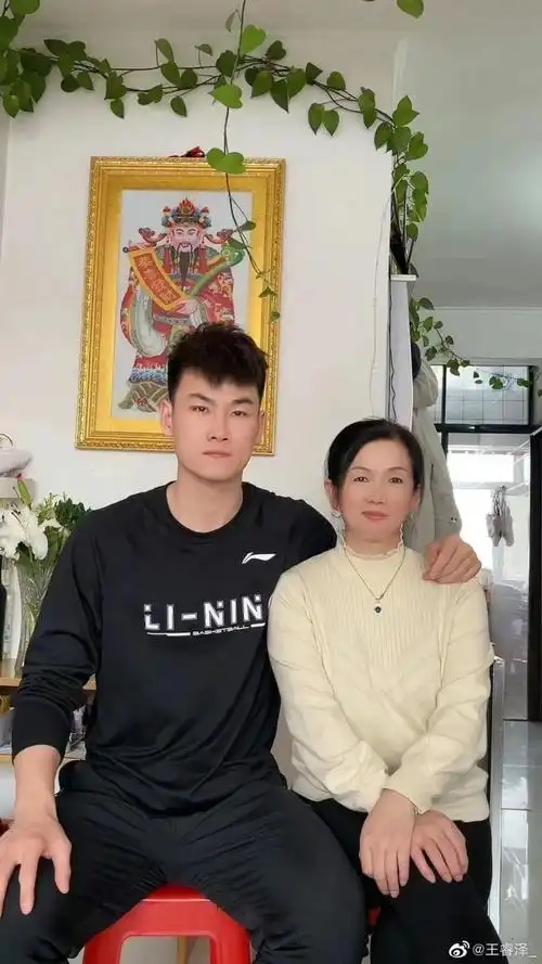 后来,当王睿泽在cubal打出名气,能通过野球赚到一些钱时,他把绝大部分