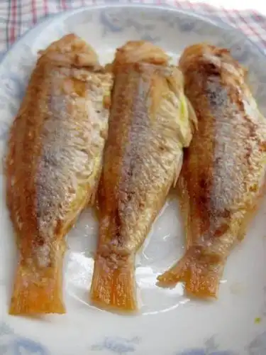 步骤图解干煎红杉鱼的做法(海鲜家常菜) 煎好一面翻面 好靓的煎鱼啵!