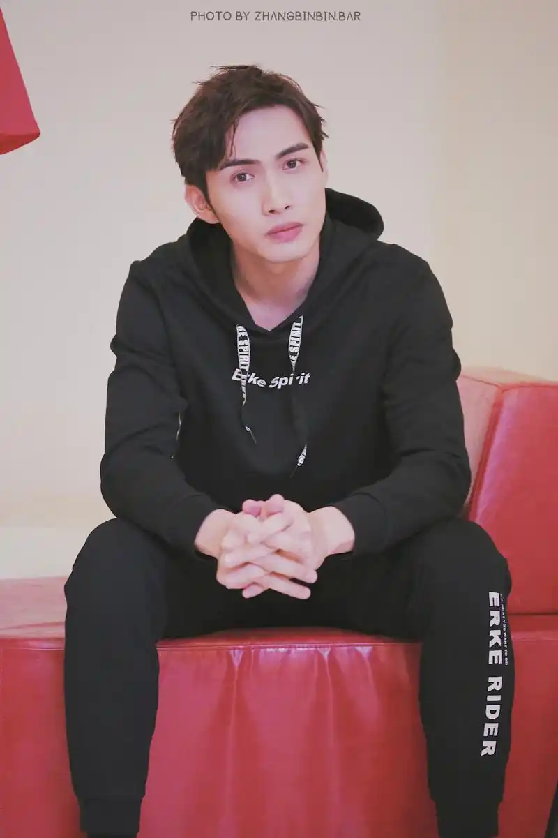 鸿星尔克品牌代言人张彬彬 . 181110【hd】鸿星尔克品牌活动.