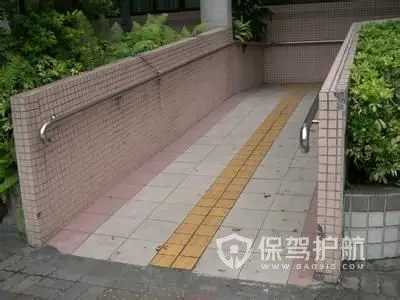 所以在在斜坡与大门之间应该空出一段平坦的地面作为过渡,或者改建