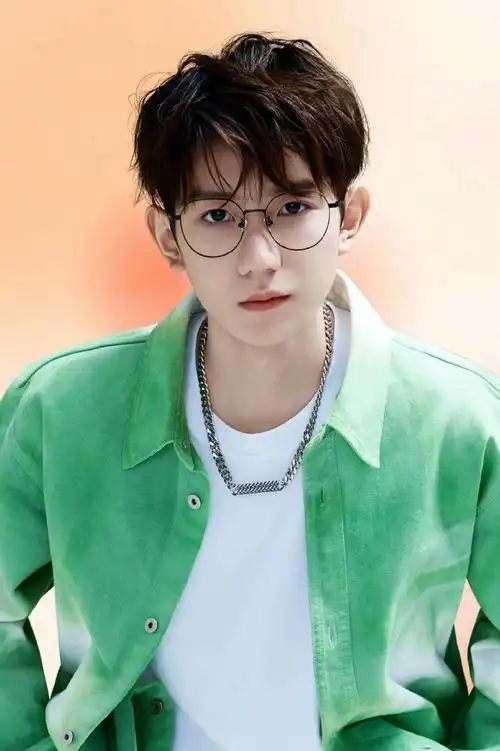 随便发一条给首页各位洗洗眼王源正脸特写,一等标志#王源2024龙行绛气