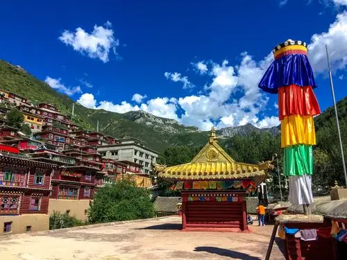 德格最值得一看的就是德格印经院,素有"藏文化大百科全书","藏族地区