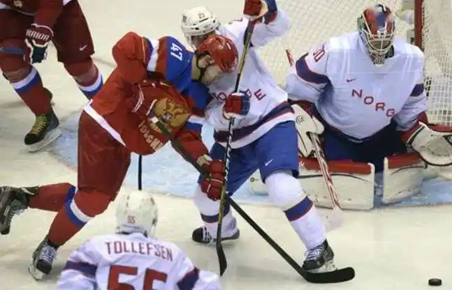 对于冰球运动员来说,护具不仅具有保护功能,还需穿脱方便,轻便,防水