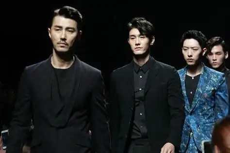 车胜元今年54岁,却仍是韩国演艺圈的领军人物,可以说是帅了