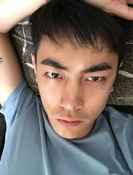 人有点失望,感觉就像变了一个人似的,枯燥的皮肤,随意的发型加上一点