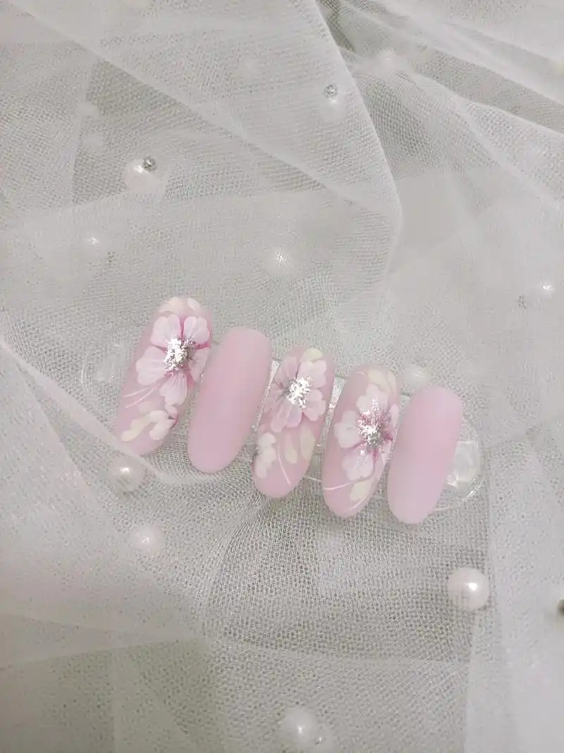 美甲 #梦幻美甲 春日温柔气质手绘花美甲来啦 - 抖音