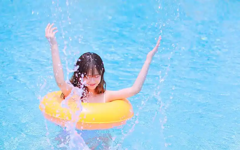 唯美小清新泳装美女清凉泳池写真高清桌面壁纸