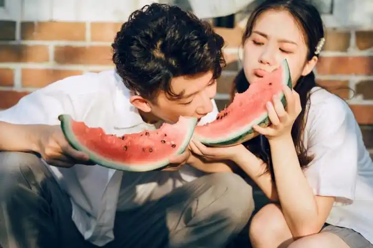 七夕限定最棒礼物夏日西瓜情侣照这样拍