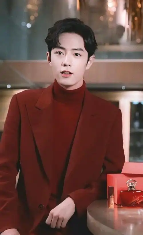 肖战的三七分发型