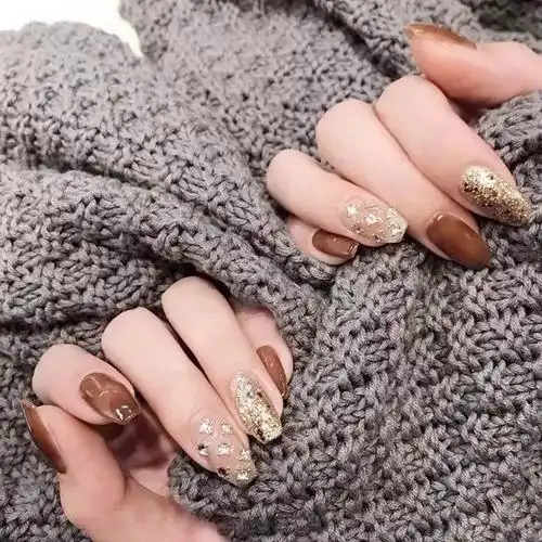 冬日来一款超暖的咖啡色美甲吧