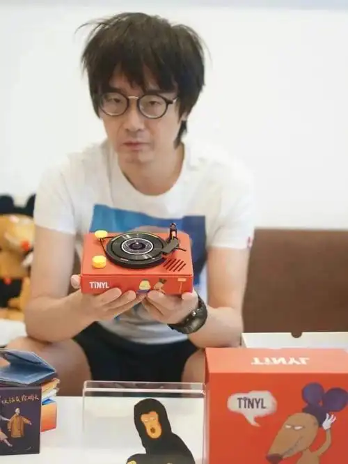 新裤子彭磊北海怪兽联名唱片机03