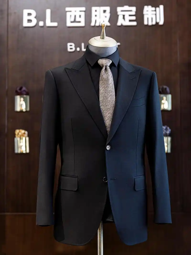 黑色西装| 这辈子的帅气直接拉满.不知道怎么选结婚西装?选黑 - 抖音