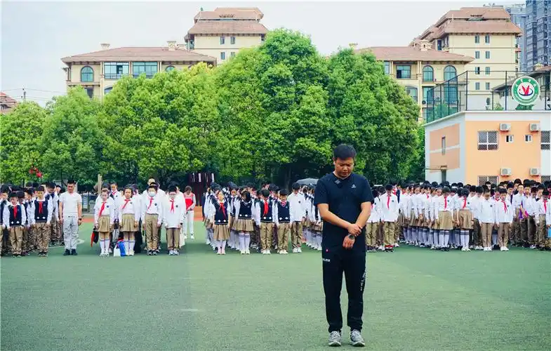 小学部由华蕾校长发表讲话:平时认真对待每一次演练,当危险来临时就能