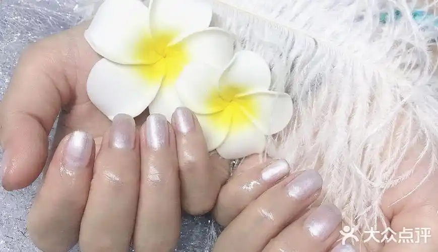 夏天浅色纯色美甲