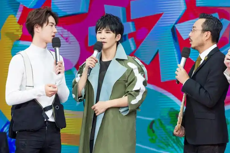 王一博天天向上与易烊千玺关晓彤同台尬舞青春蓬勃