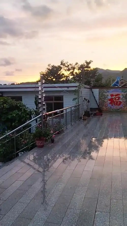 农村盖的大瓦房雨后的农家小院!空气清新,满院花香!