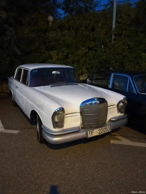 永恒经典:奔驰车型大盘点,每一辆都是时代的见证者