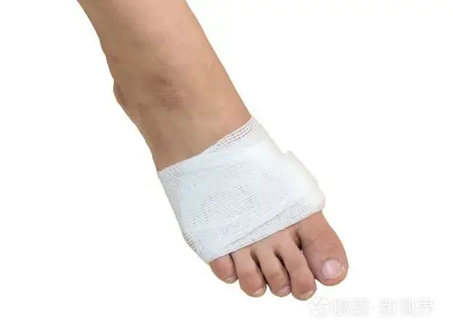 白色药绷带上白色背景,iso 伤脚