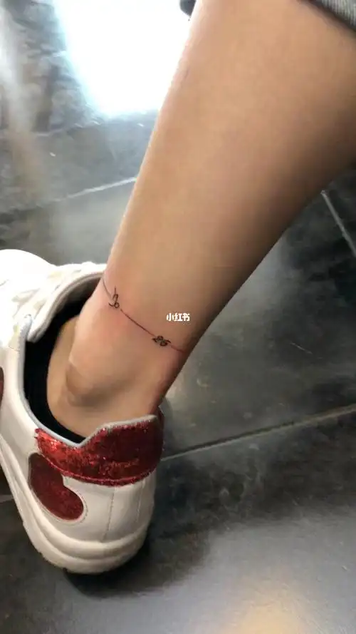 女生脚腕脚链纹身