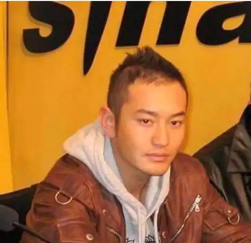 毕竟互联网是有记忆的,翻出黄晓明出道早期的照片就可以发现他是天生