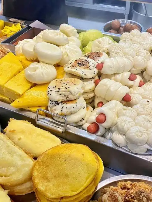 外企员工晒食堂早餐走红,几十个菜品任意吃,网友:想去蹭饭