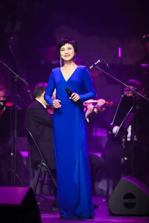 女,大连人,1999年师从著名女中音歌唱家吴美玲女士学习声乐