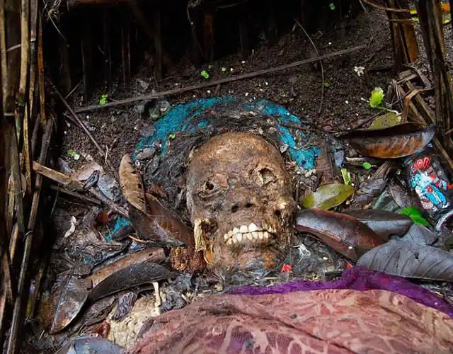巴厘岛古村庄葬礼习俗:遗体腐烂后堆放