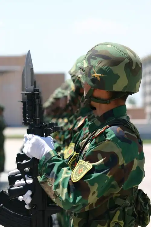 图文:持95式步枪的我军步兵(3)