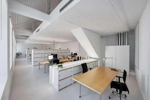 除了上面说到的小型办公室装修材料要简单,空间布局要合理化