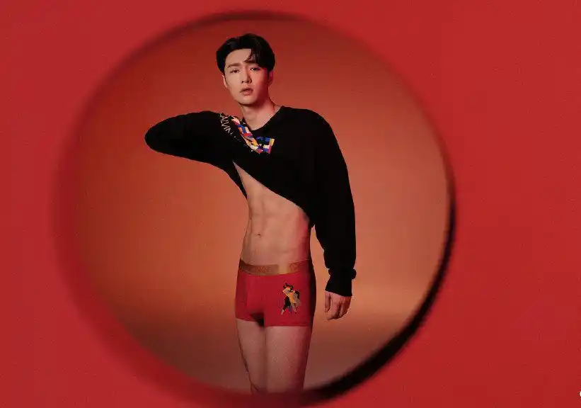 calvinklein代言人张艺兴完美诠释2021牛年限定系列