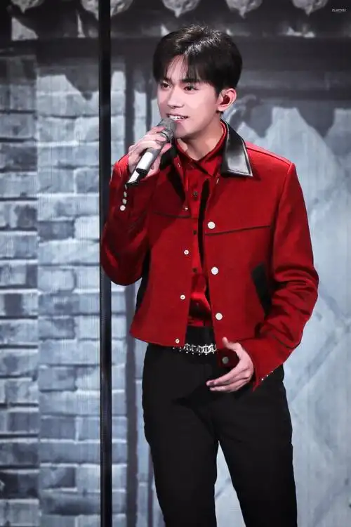 易烊千玺超话2021 /0211 /210211央视春晚好烂漫的一位#易烊千玺电影