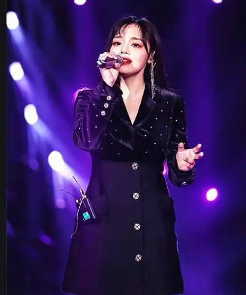 25岁黄霄云车祸受伤,坐轮椅为电影献唱引争议