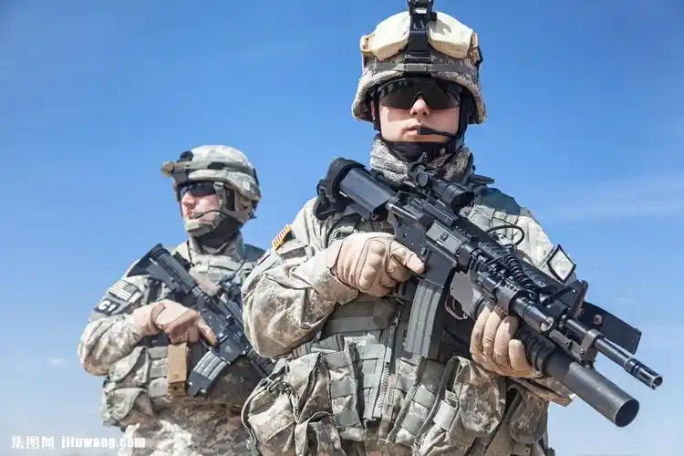 拿着枪的步兵图片