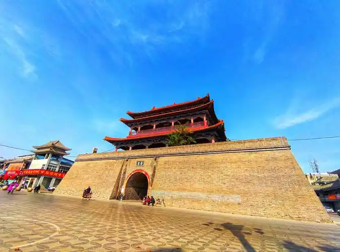 磁县鼓楼建于明弘治十二年(公元1499年),位于磁县城中心,因其宏伟的主