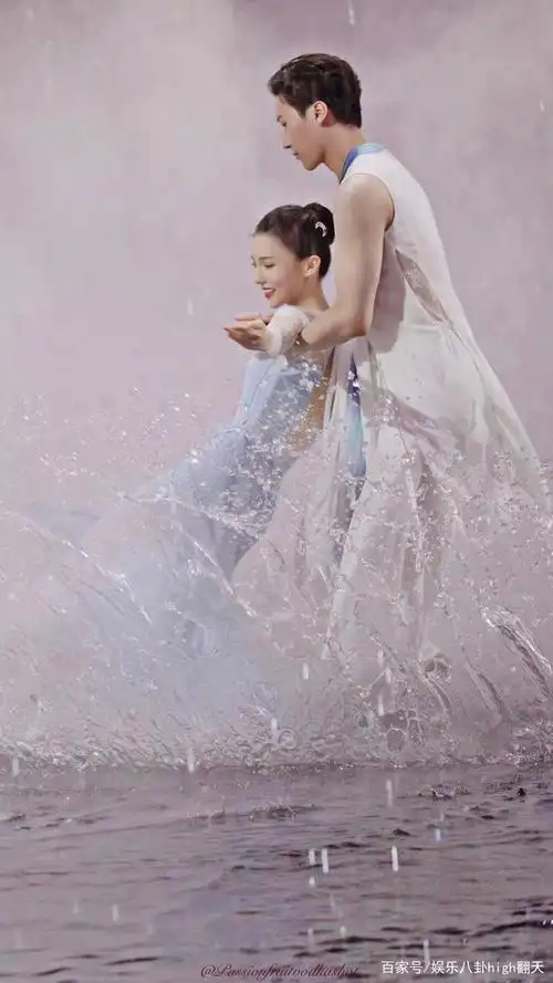 金晨舞蹈生首秀《破茧》,雨幕水舞每个女生都会爱上了吧