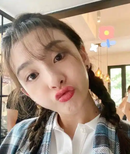 宋祖儿梳小辫儿再现哪吒式俏皮,嘟嘟嘴卖萌越来越像小林青霞_照片