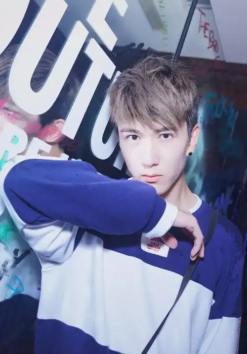 简约格子衬衫彰显精致时尚,周昊天用活力率真尽显型格,释放无限个人