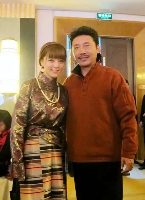 著名歌手容中尔甲:"青歌赛"获银奖,娶服务员做妻子幸福吗?