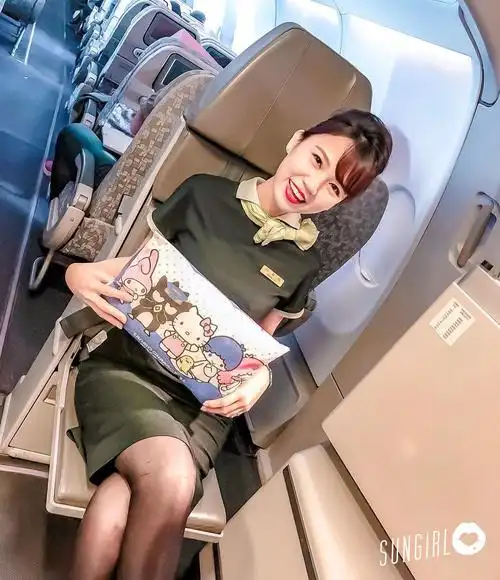 又是空姐系列,今天推长荣航空这位甜美空姐abbie,这位除了气质堂览