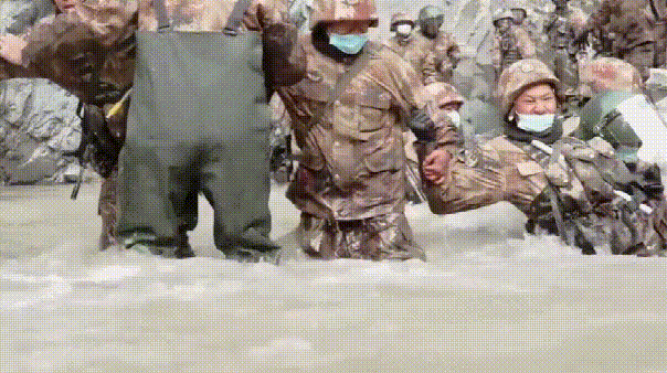 中印边境冲突现场最新画面曝光,边防官兵在河谷激流中被冲散