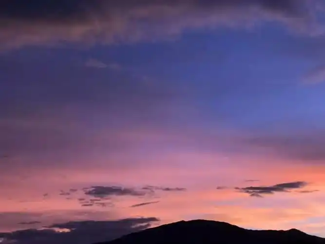 这地方的火烧云变化极多,一会红堂堂的了,一会金洞洞的了,一会半紫半