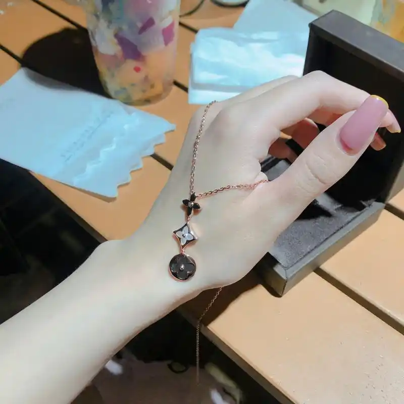 lv经典三花项链