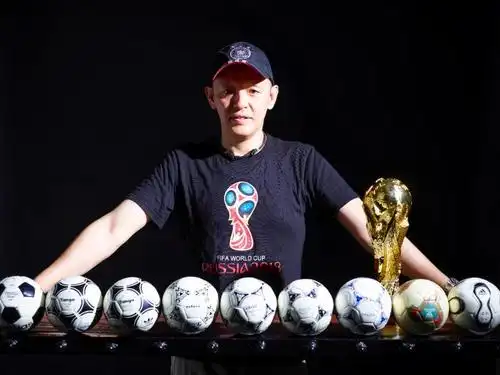 何辉,原espn首席足球评述员,现于广东广播电视台担任足球主播,从事