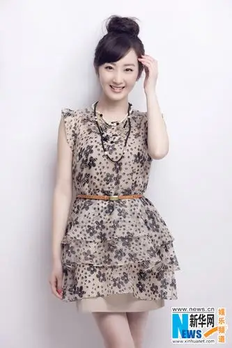 程媛媛清新写真发髻高挽 俏皮花苞头率真可爱(图)