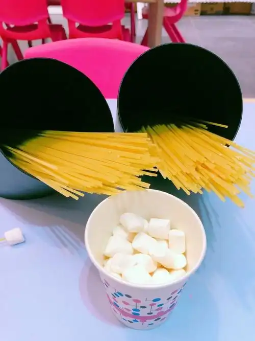 意大利面和棉花糖别出心裁料理出一座建筑. 来自青岛电台小梅 - 微博